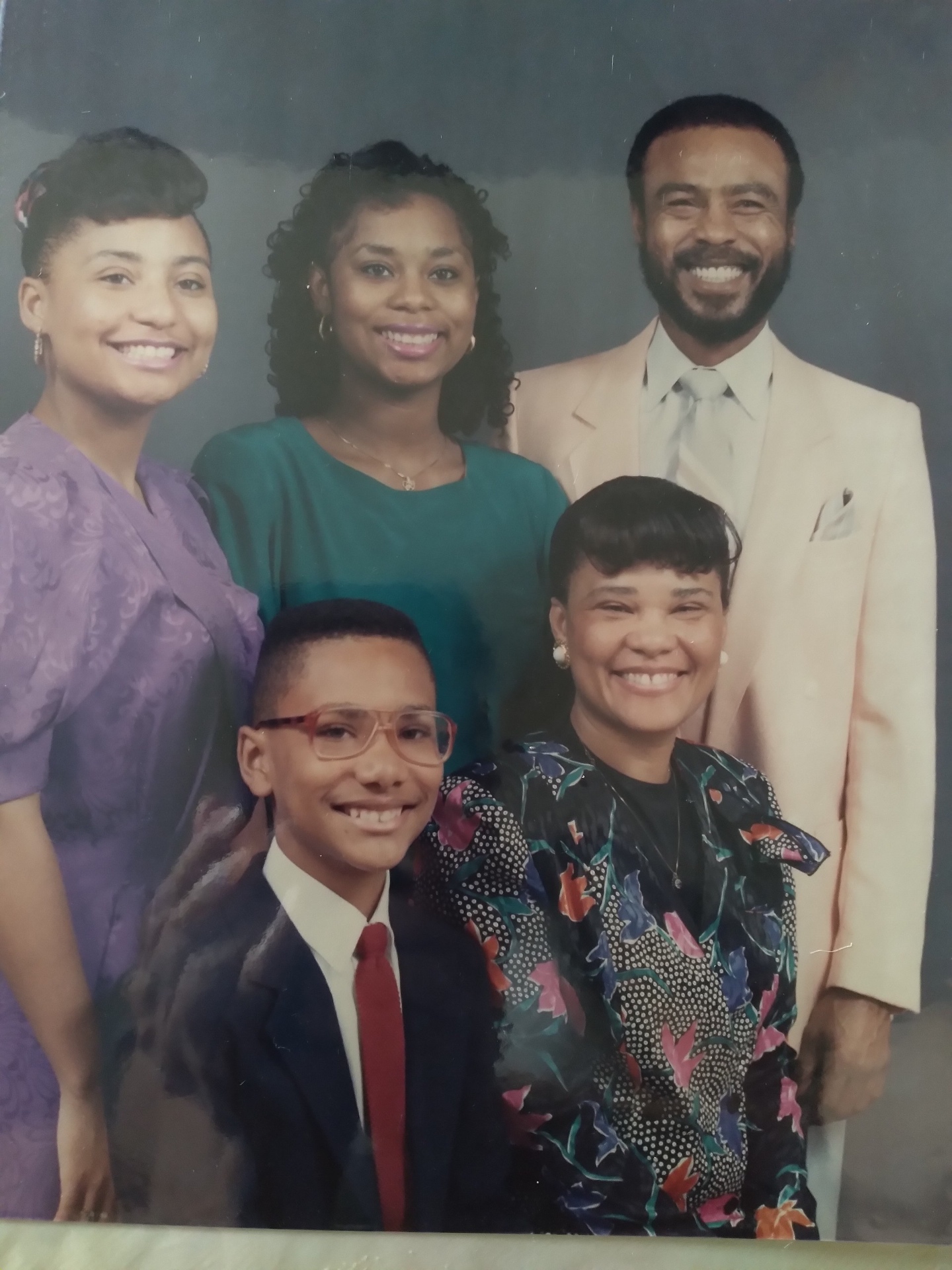 Vintage Knighton family portrait with parents and three children